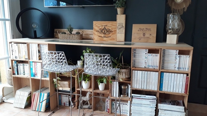 BIBLIOTHEQUE/BUREAU avec des caisses de vin bibliotheque bureau faite de caisses en bois