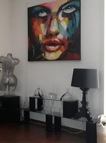 Etagères réalisées avec du verre récupéré en pharmacie et des caissons muraux etages en verre