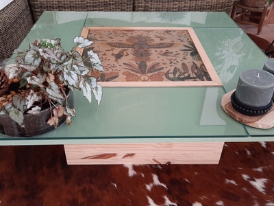 Table réalisée avec du pin, du verre de récup et un foulard table basse en bois avec verre trempe