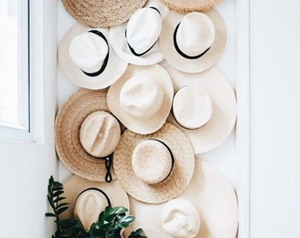 chapeaux-porte decoration murale avec des chapeaux