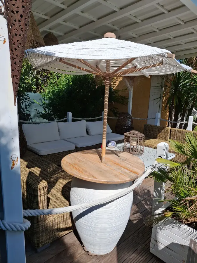 Mange debout jardin et ombrelle table basse en bois avec verre trempe